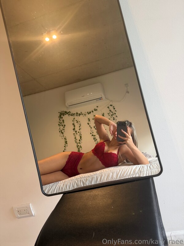 Katy nude photo 17