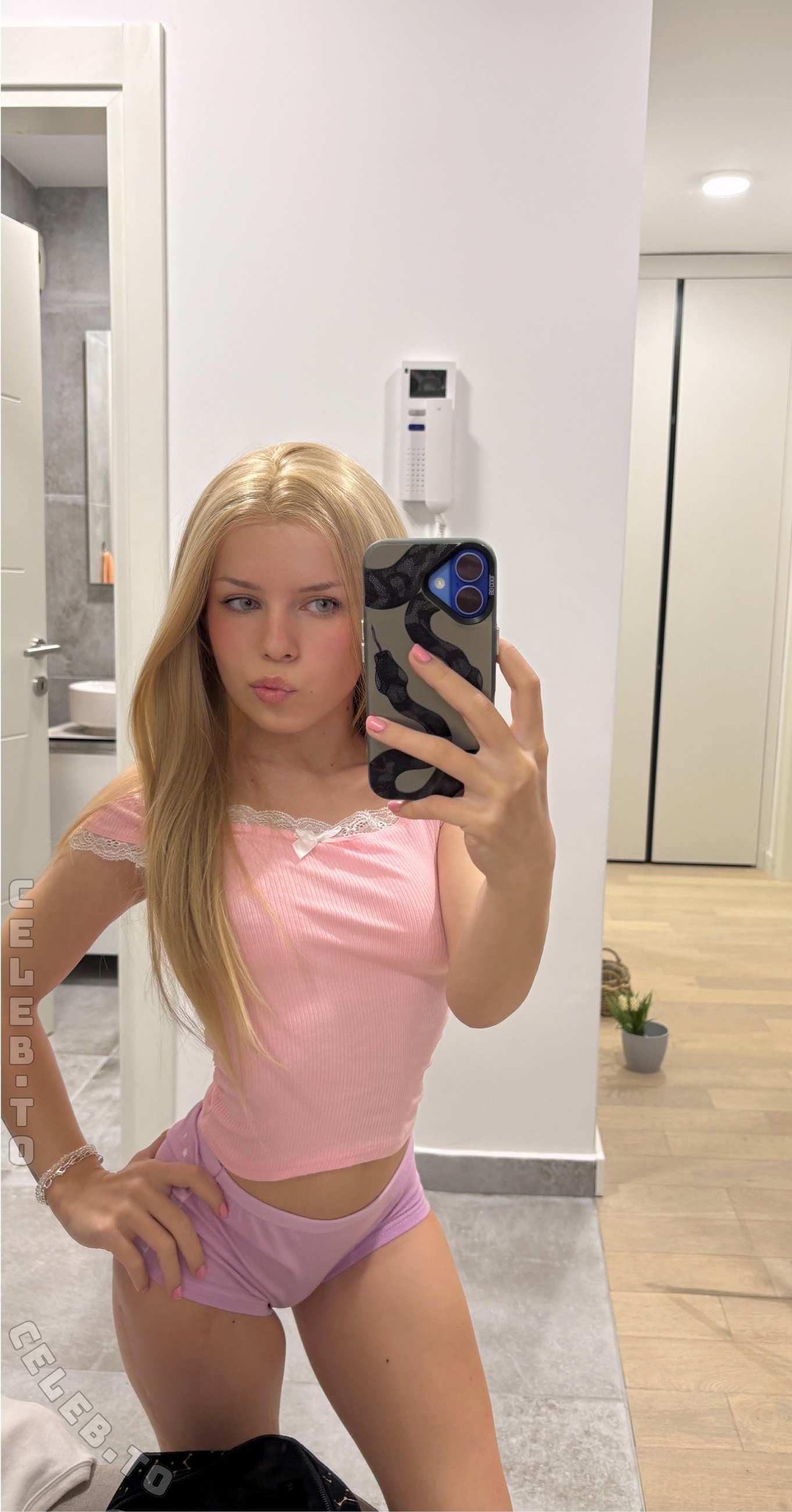 kayliekaylie nude photo 1