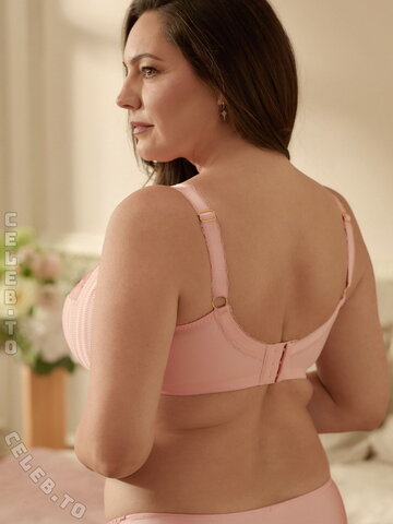 Kelly Brook nude photo 68