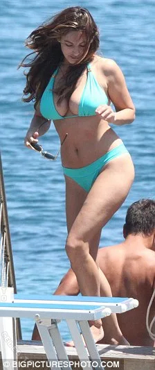Kelly Brook nude photo 3