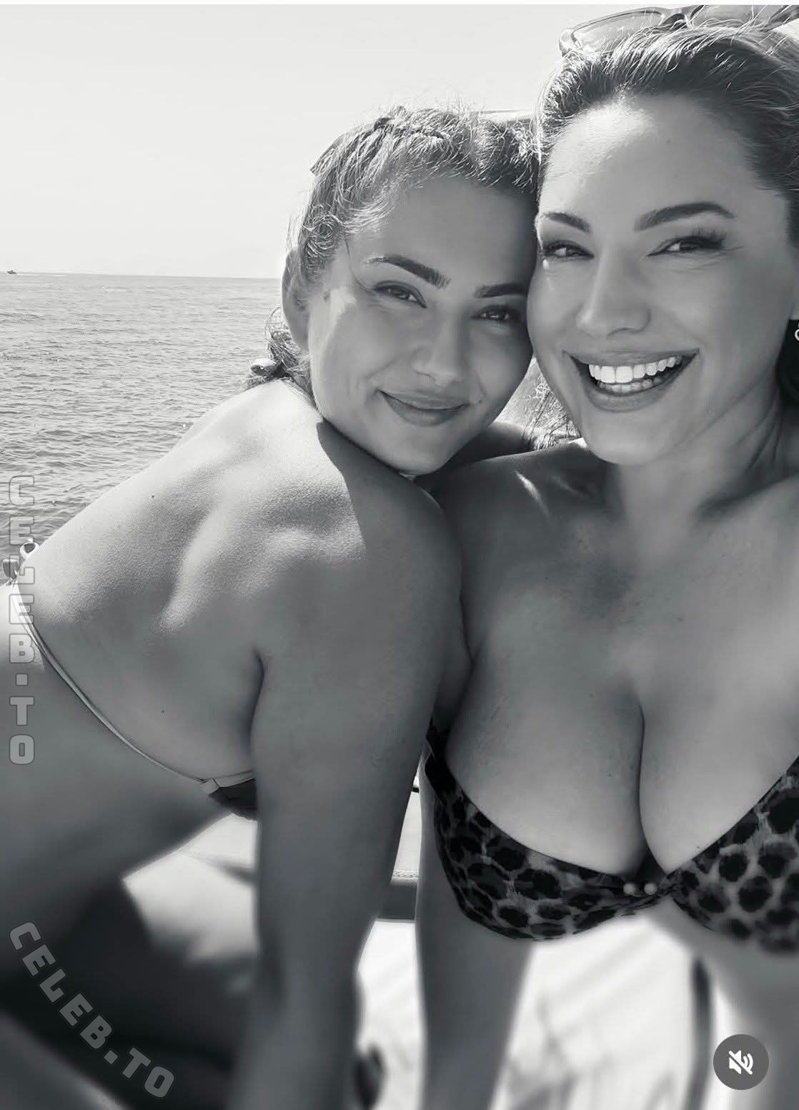Kelly Brook nude photo 4