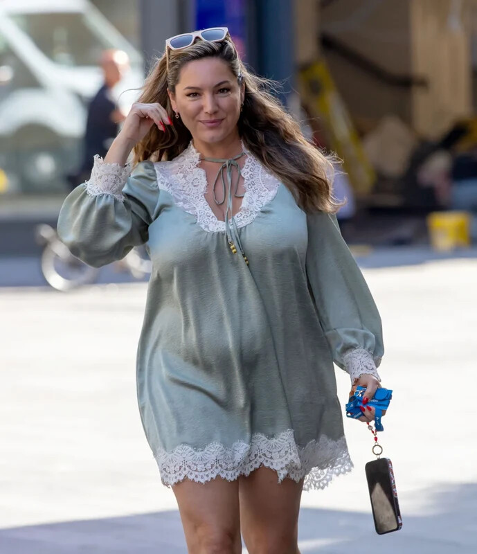 Kelly Brook nude photo 5