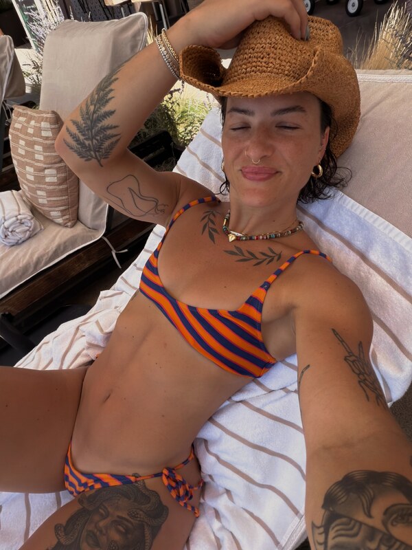 Kelly Matthews nude photo 1
