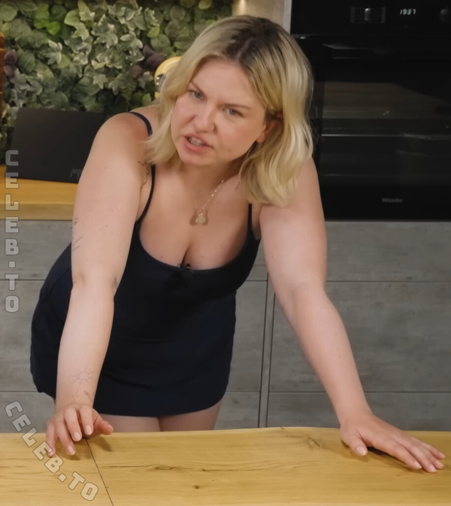 KellyMissesvlog nude photo 7