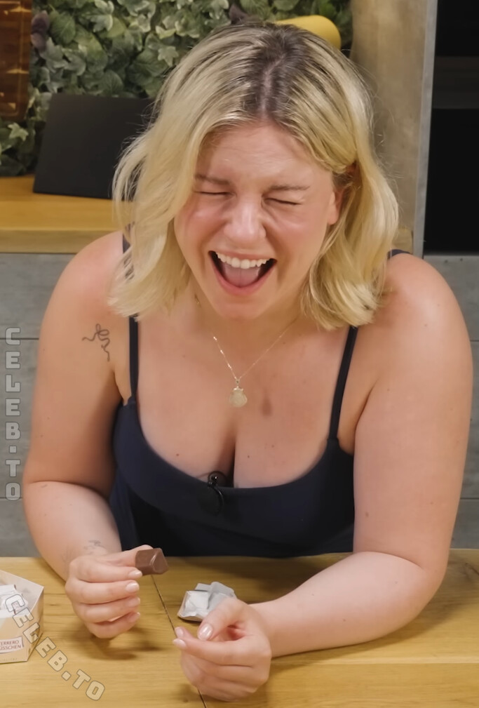 KellyMissesvlog nude photo 8
