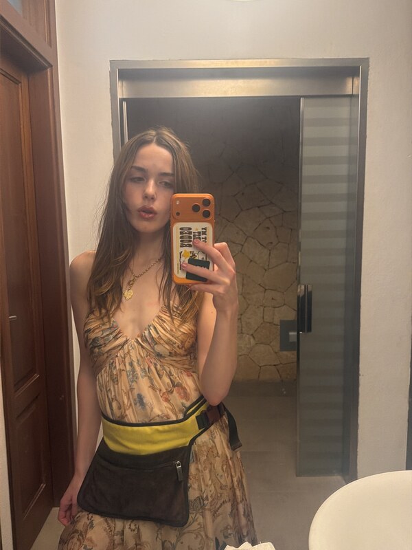 Kiernan Shipka nude photo 6