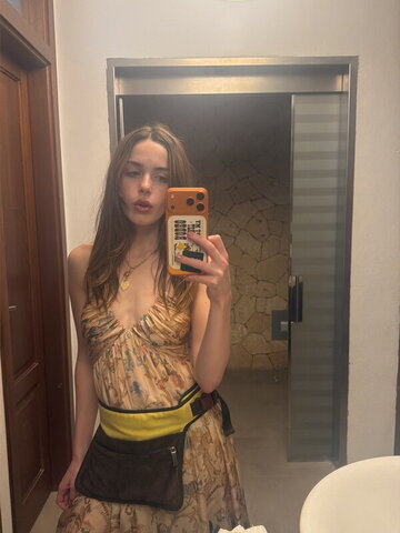 Kiernan Shipka nude photo 6
