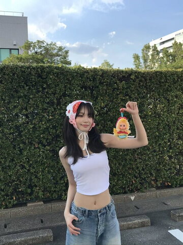 Kim Chaewon nude photo 1