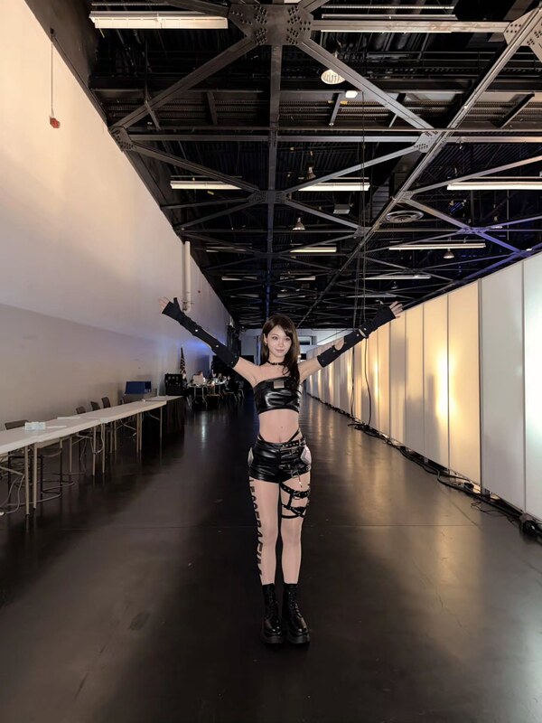 Kim Chaewon nude photo 11