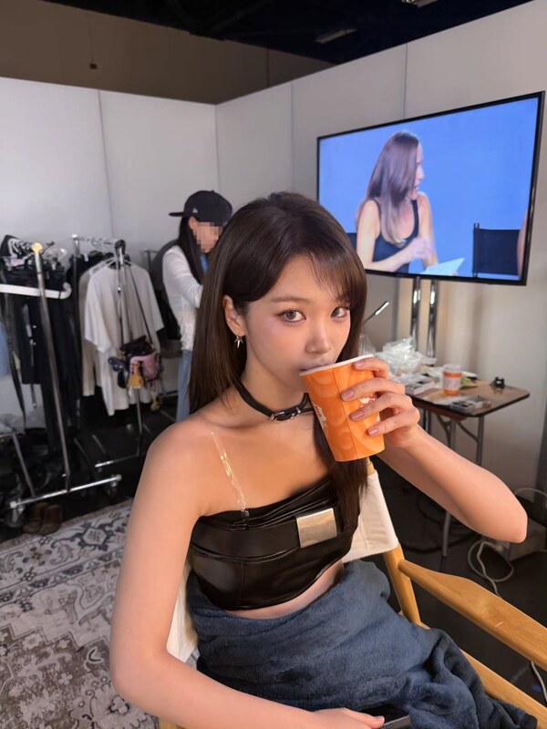 Kim Chaewon nude photo 12