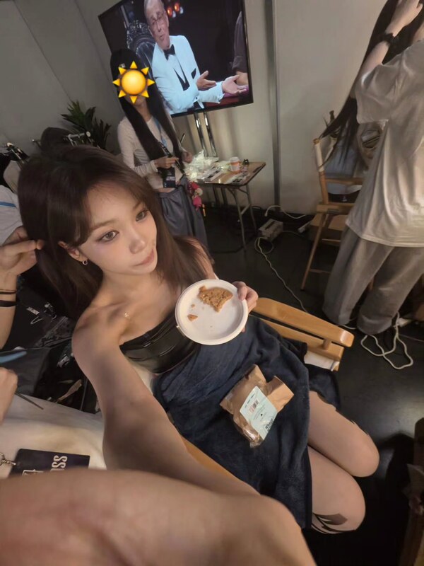 Kim Chaewon nude photo 3