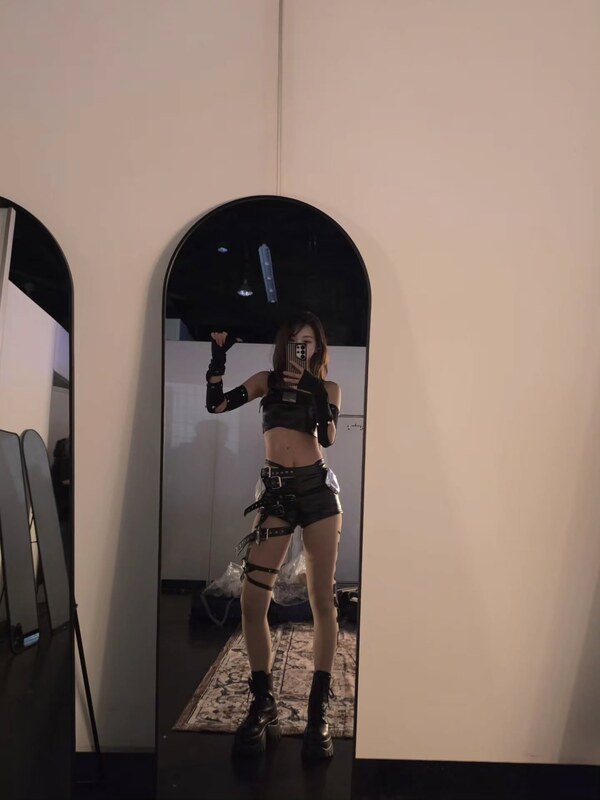 Kim Chaewon nude photo 4