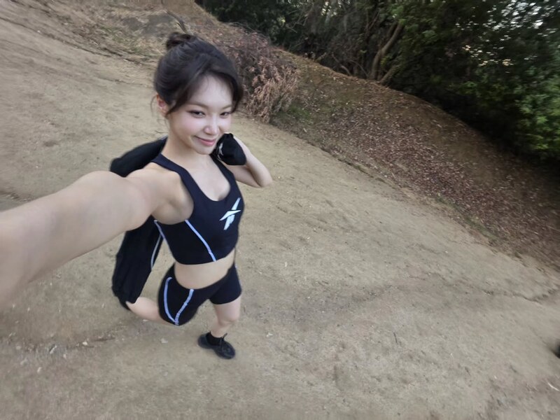 Kim Chaewon nude photo 7