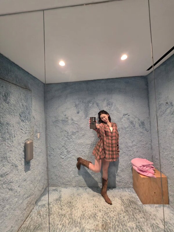 Kim Chaewon nude photo 6