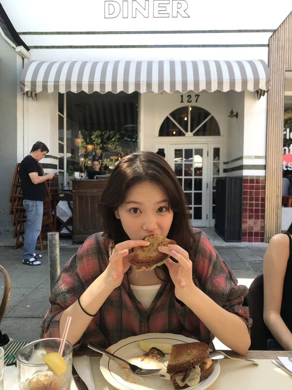 Kim Chaewon nude photo 15