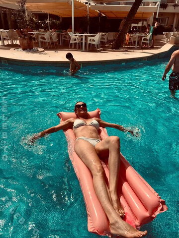 Kim-Sarah Brandts nude photo 4