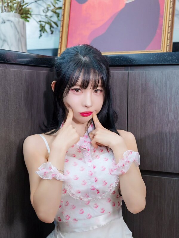 Kim Yu nude photo 6