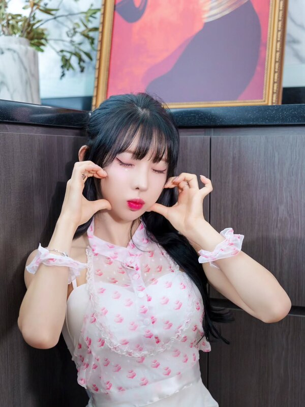 Kim Yu nude photo 8