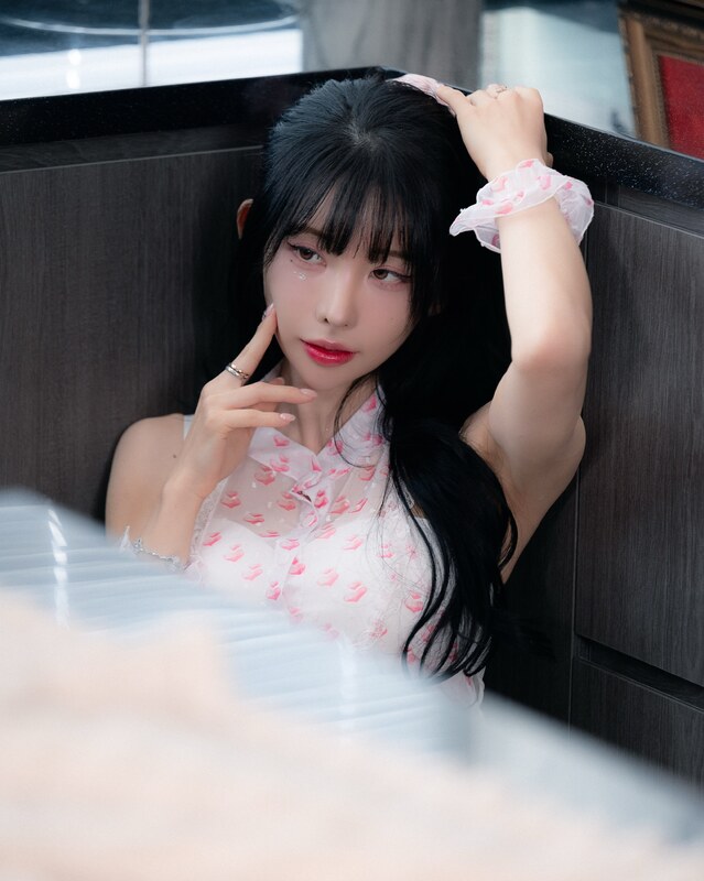 Kim Yu nude photo 11