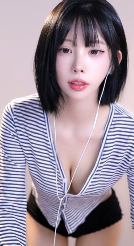 Kim Yu nude photo 1