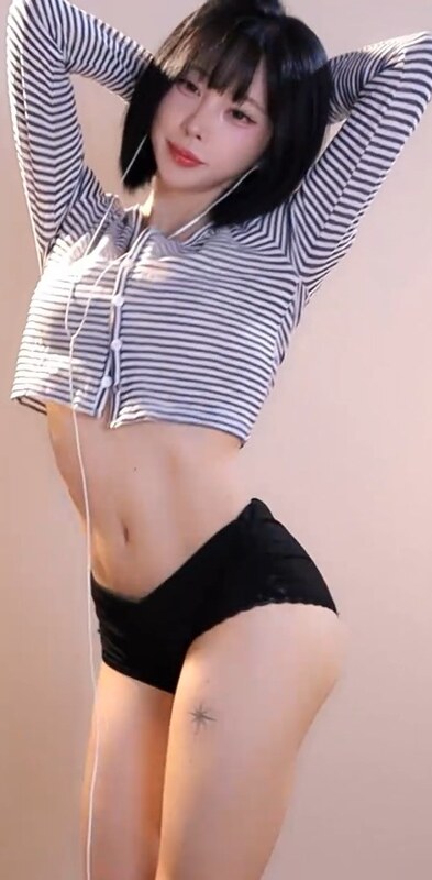 Kim Yu nude photo 2