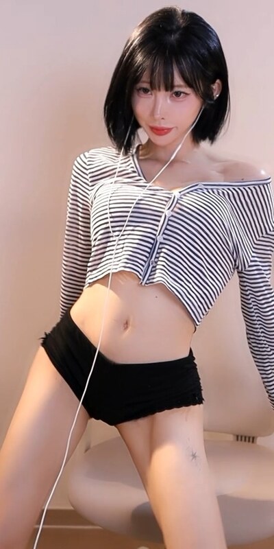 Kim Yu nude photo 6