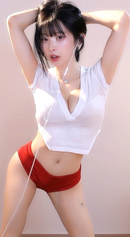 Kim Yu nude photo 4