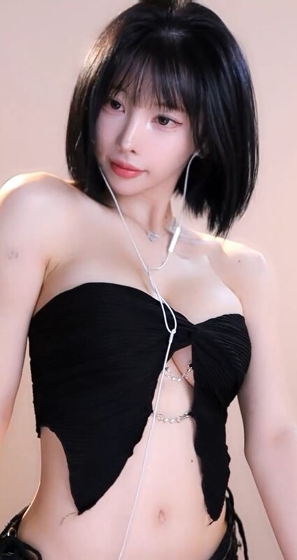 Kim Yu nude photo 3