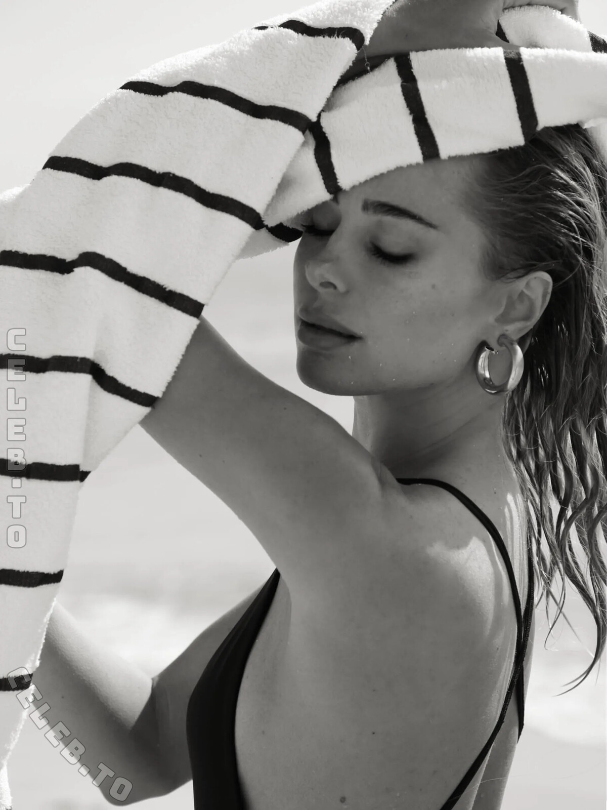 Kimberley Garner nude photo 5