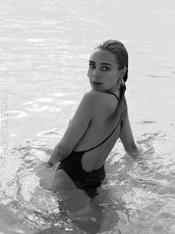 Kimberley Garner nude photo 1