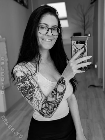 Kimis Exploring nude photo 4