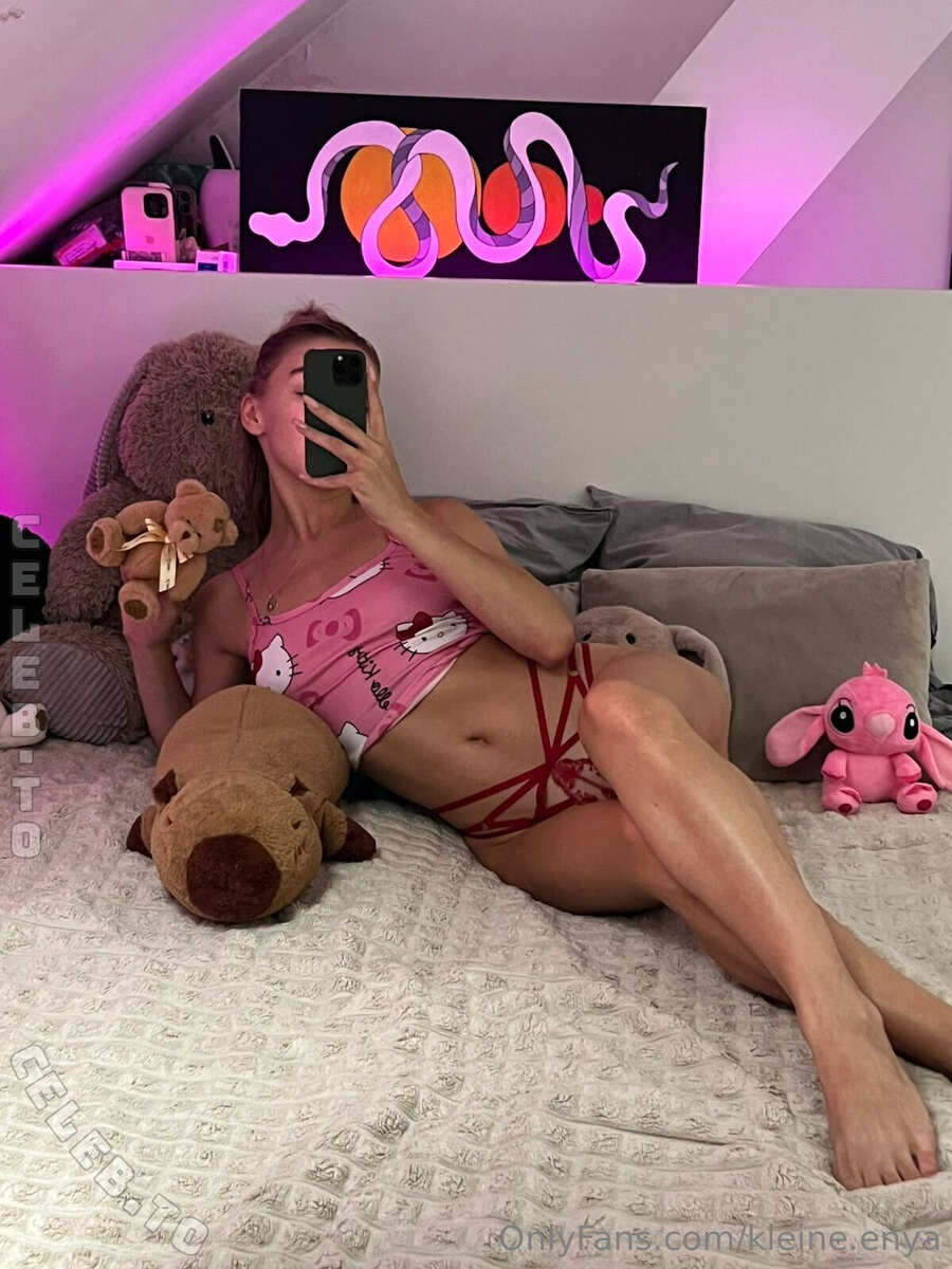 kleine.enya nude photo 23