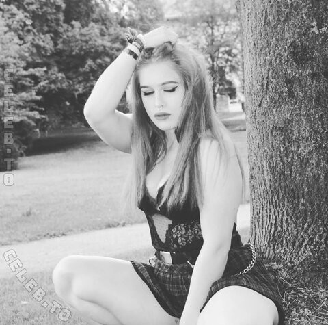 Kleinesmiststueck nude photo 1