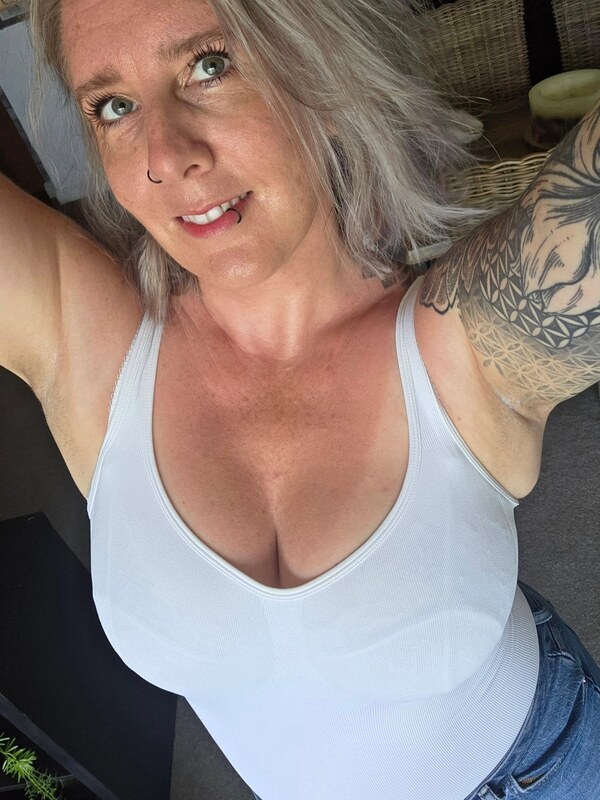 knee_deep_in_life nude photo 1