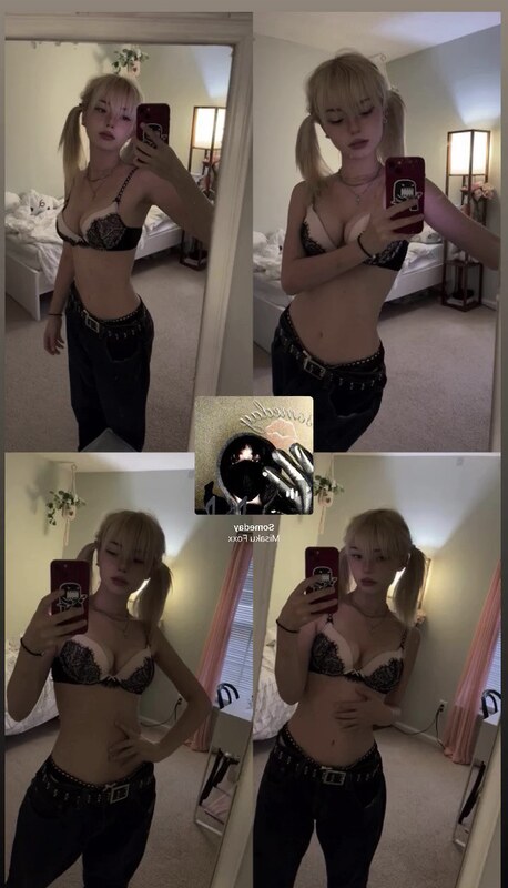 komocos nude photo 1