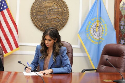 Kristi Noem nude photo 5