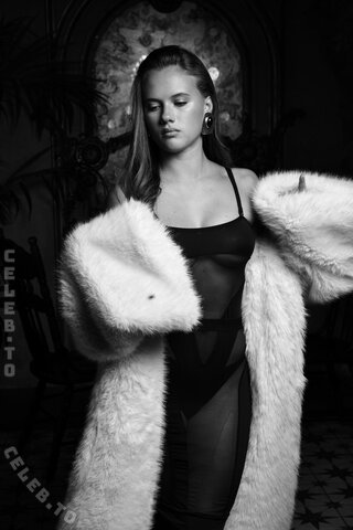 Kristyna Shmidt nude photo 8