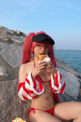 Kumabeari nude photo 2