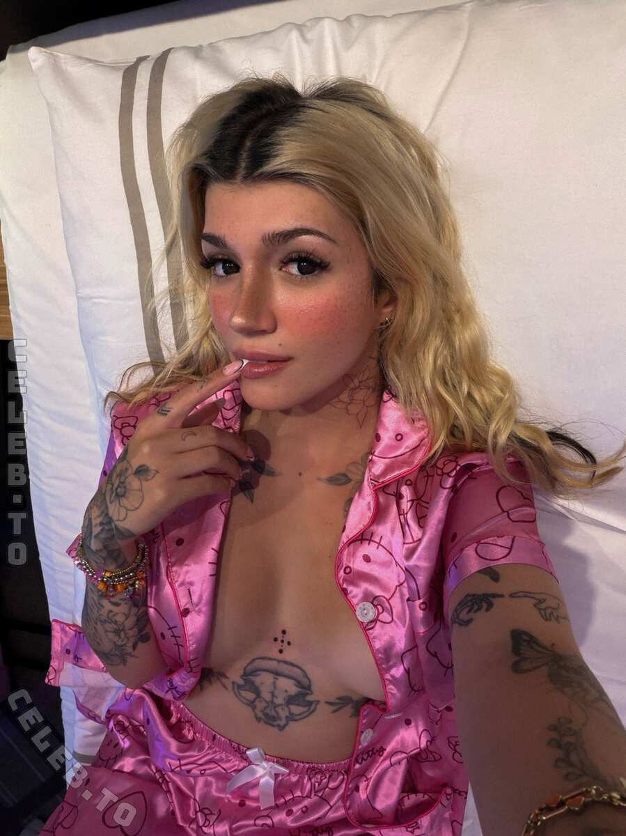 Kunshikitty nude photo 2