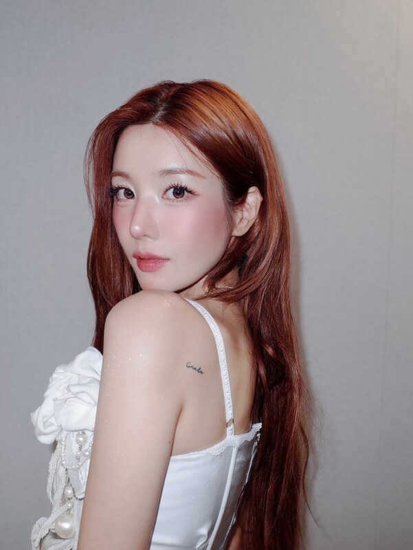 Kwon Eunbi nude photo 2