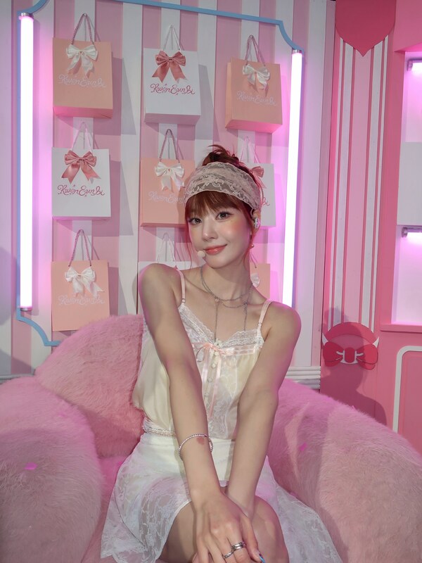 Kwon Eunbi nude photo 7