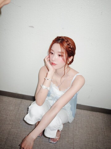 Kwon Eunbi nude photo 24