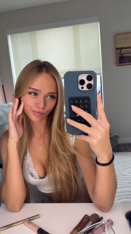 Kyla Dodds nude photo 2