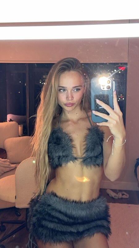 Kyla Dodds nude photo 26