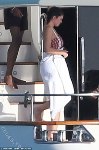 Kylie Jenner nude photo 26