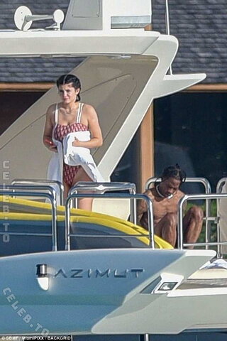 Kylie Jenner nude photo 22