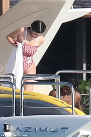 Kylie Jenner nude photo 21