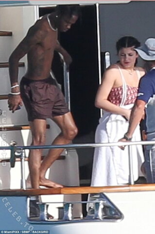 Kylie Jenner nude photo 20