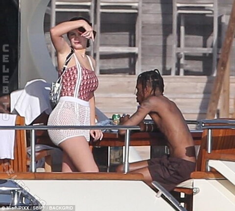 Kylie Jenner nude photo 18