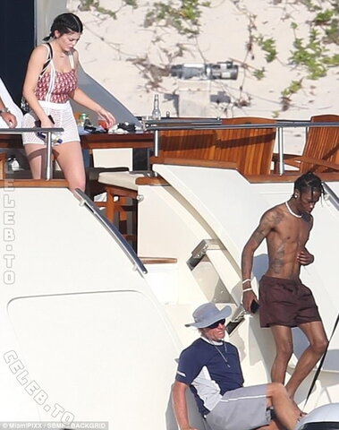 Kylie Jenner nude photo 17